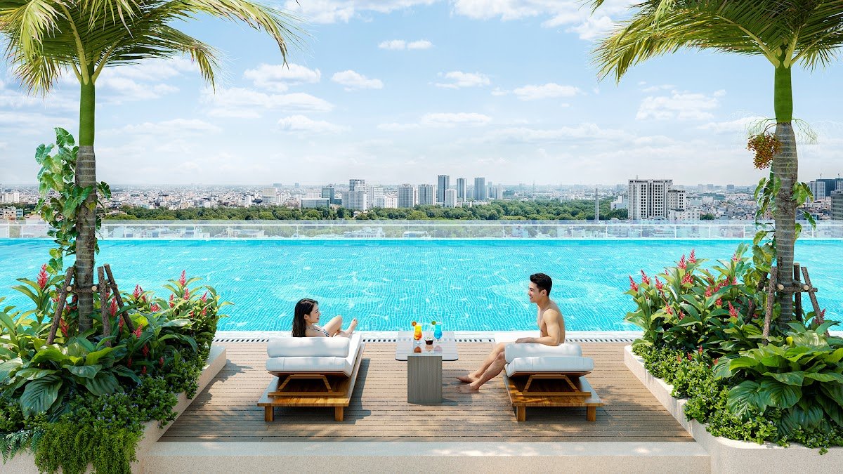 Hồ bơi tràn bờ với ghế nằm thư giãn và hàng cọ xanh tại Bcons Aria